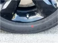 Це мало хто знає! Що означають червоні та жовті кружки на колесах автомобілів