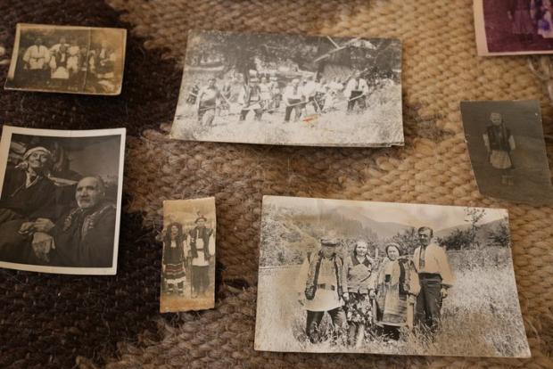 Старі фотографії, які відображують різні етапи життя жительки Криворівні Параски Зеленчук. Суспільне Івано-Франківськ/Роман Сокирко