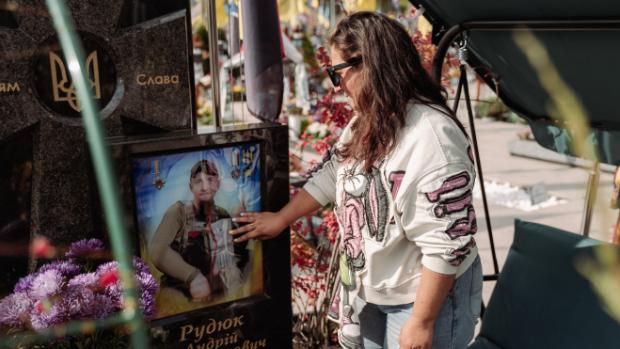 Галина Кобзар біля могили загиблого чоловіка Андрія Рудюка.