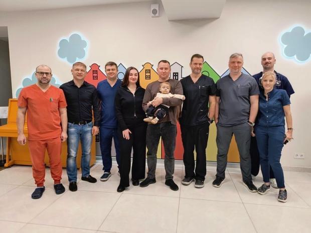 У Львові 7-місячному хлопчику пересадили частину печінки від батька