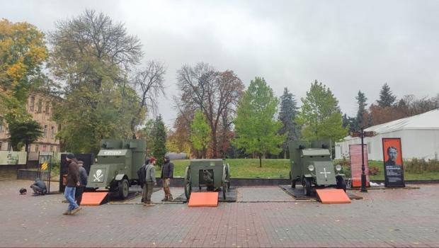 Техніку армії УНР встановили на площі біля Вежі Артинова у Вінниці. Суспільне Вінниця