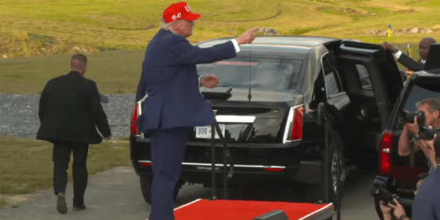 Дональд Трамп біля свого автомобіля