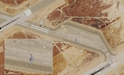 Новий знімок вперше показав розміри надсекретного бомбардувальника США