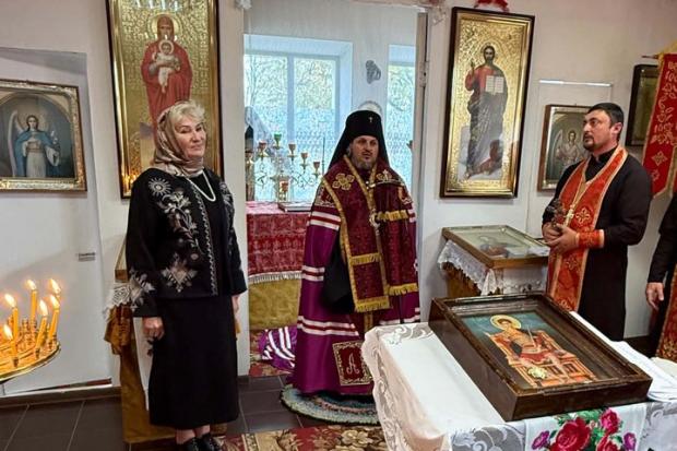 Зліва направо: голова Брониківської громади Надія Залевська, архієпископ Володимир, отець Іван Фатич. Романівка, Житомирщина, 24 жовтня 2026 року. Брониківська сільська рада