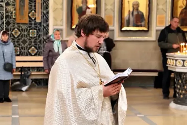 Ілля Богданов під час посвячення в сан священника